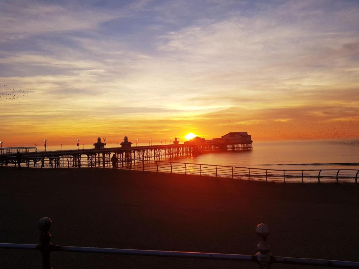 Gabrielles Bed & Breakfast Blackpool Exterior photo